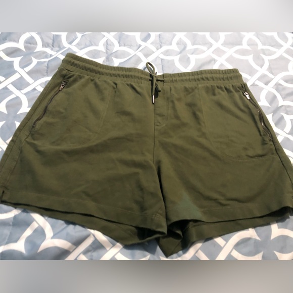 Green Athletic Works Women's Commuter Shorts - Picture 5 of 11